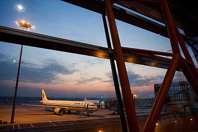 80对战平台-救命？这里是侏罗纪时代！危险求生勇斗邪恶恐龙